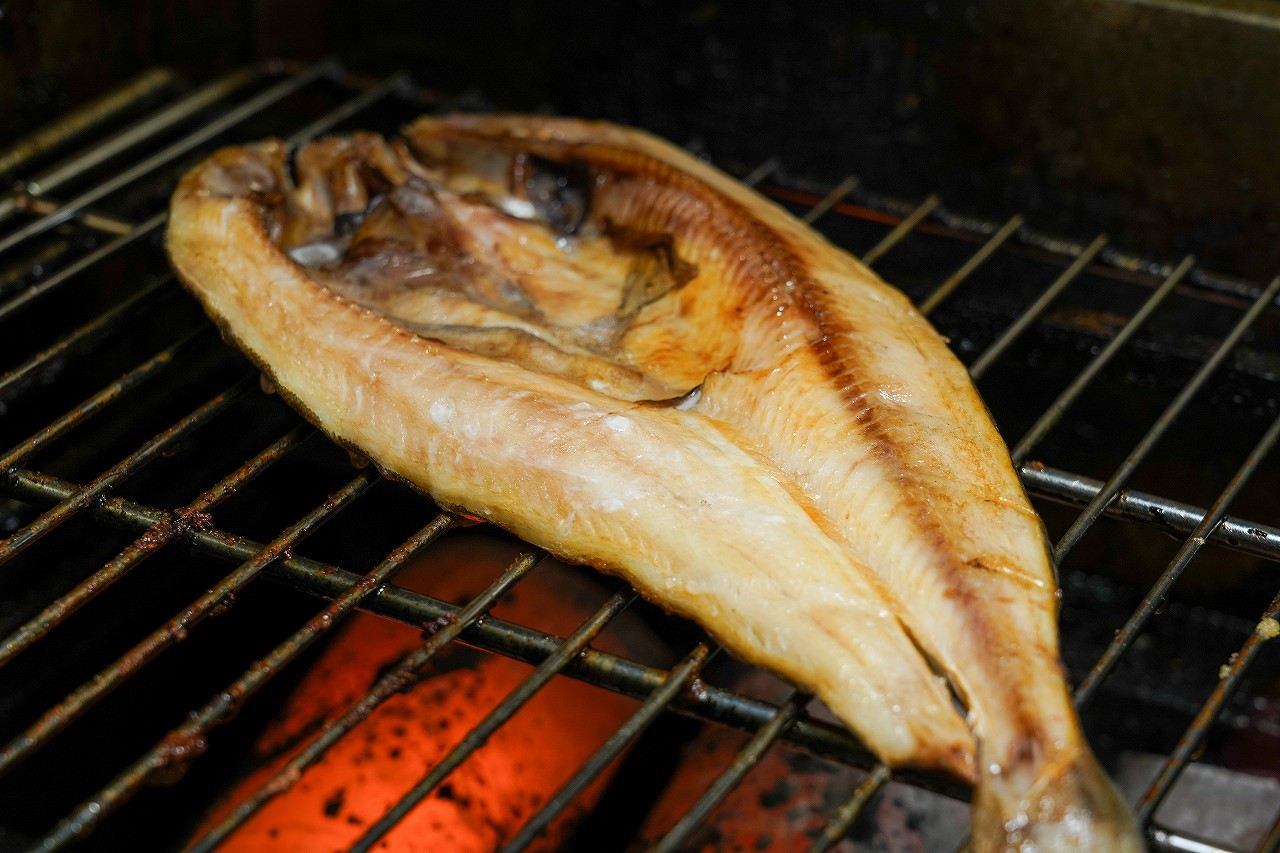炭火で焼くほっけの開き