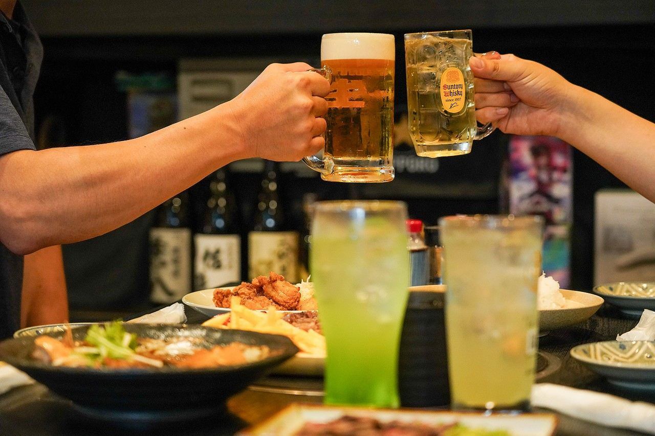 乾杯するビールジョッキとハイボール