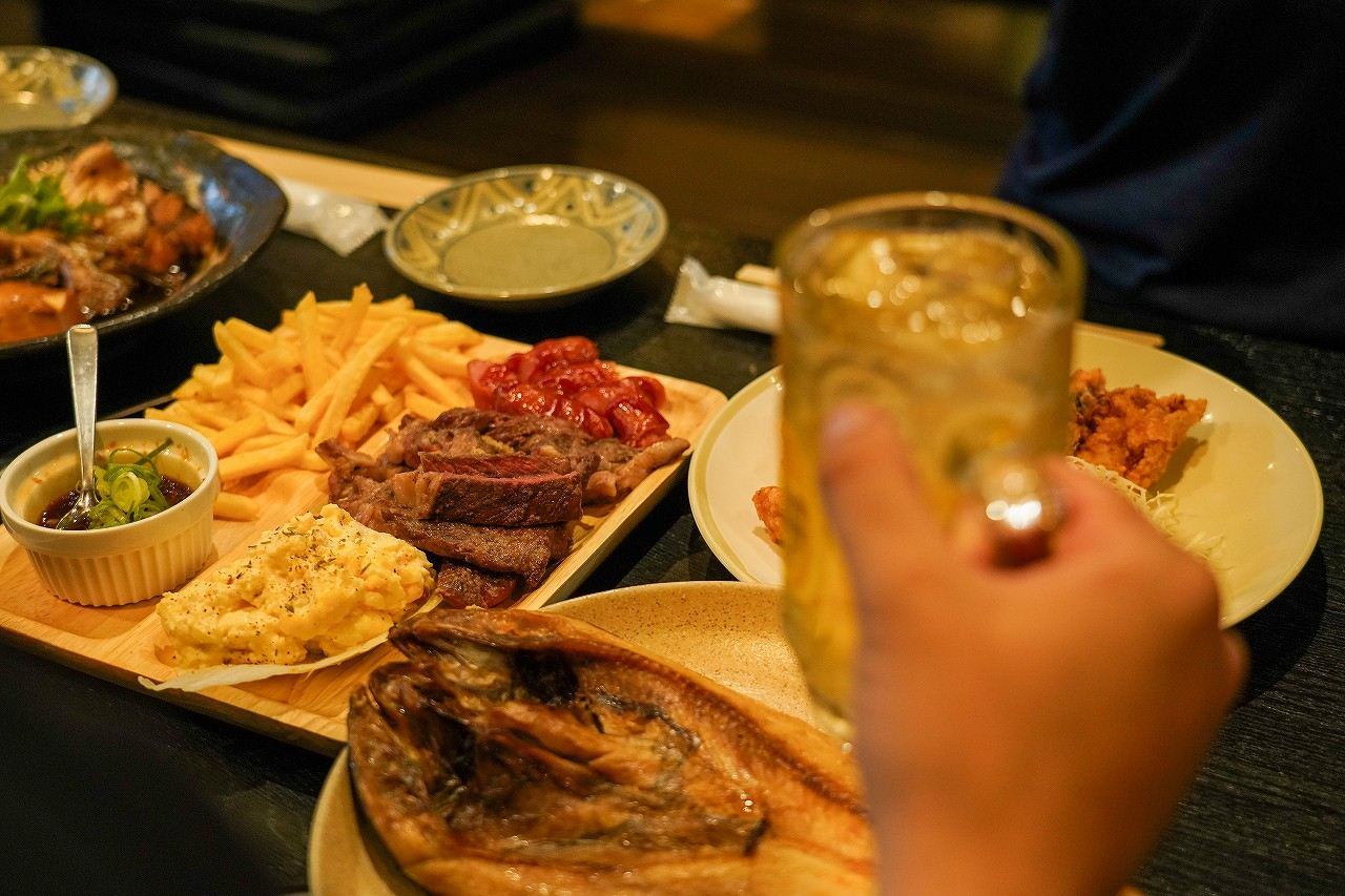 ステーキ・ポテト・ほっけの盛り合わせとハイボール