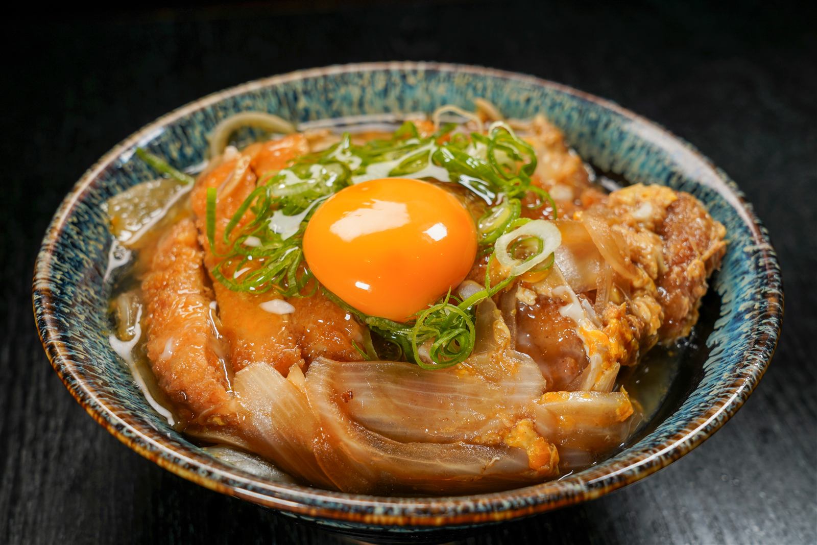 卵黄をのせたカツ丼