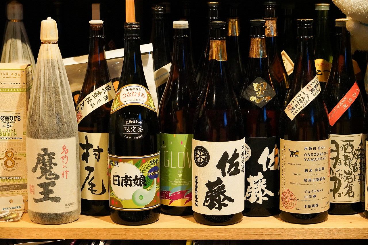 棚に並んだ焼酎の一升瓶