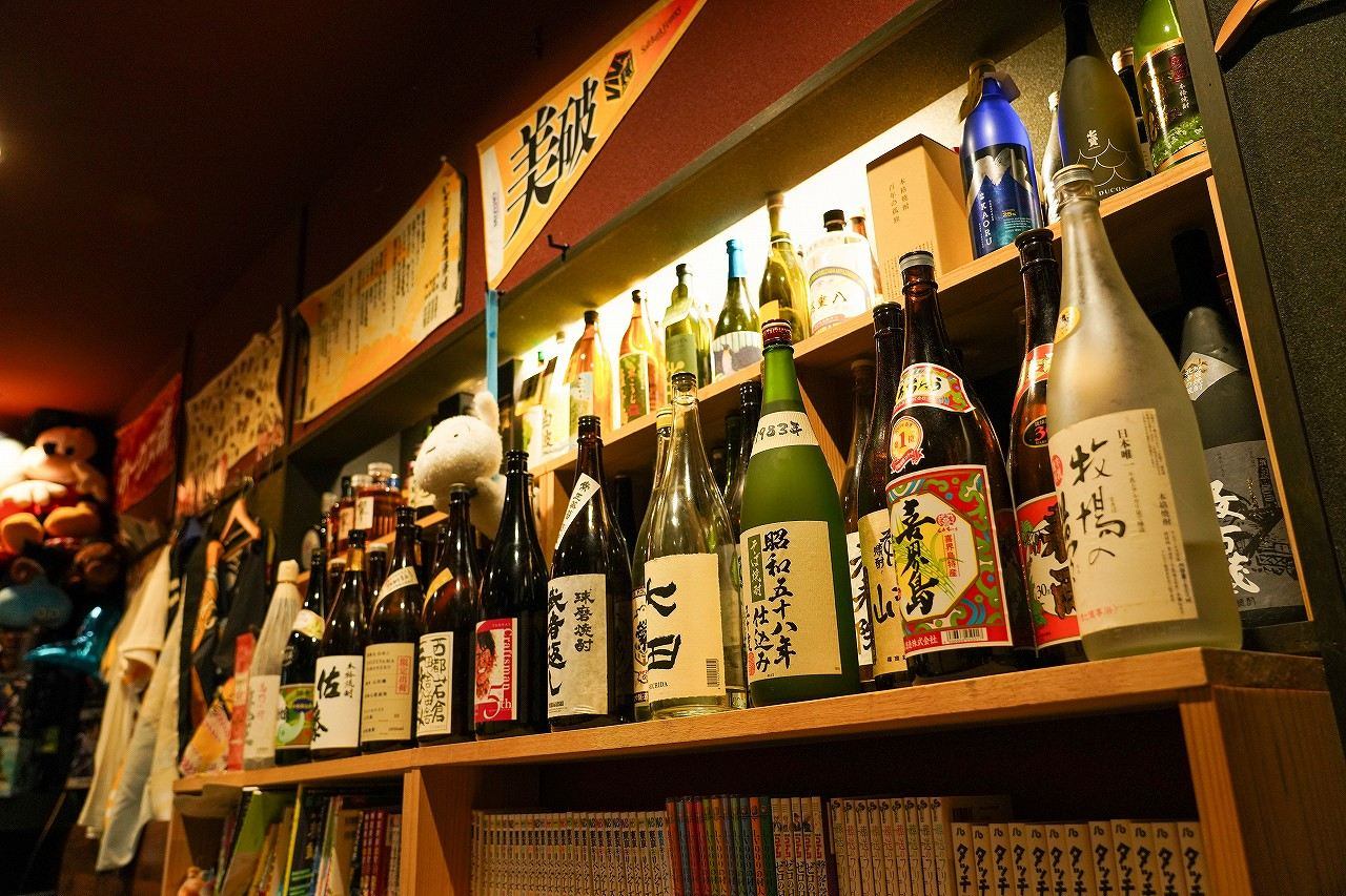 棚に並んだ焼酎と日本酒の瓶