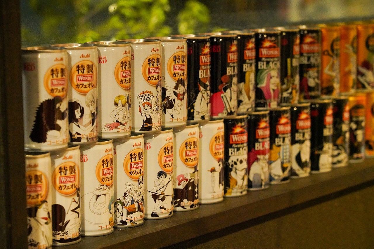 棚に並んだキャラクター缶コーヒーのコレクション