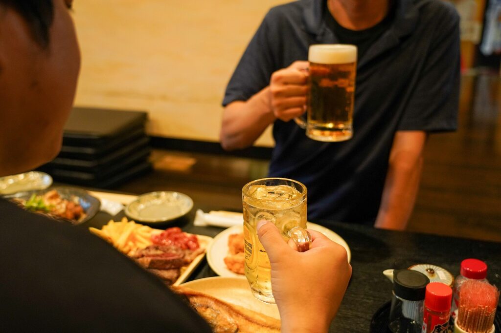 ジョッキで乾杯する客