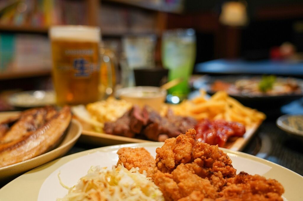 唐揚げなどのコース料理とビール
